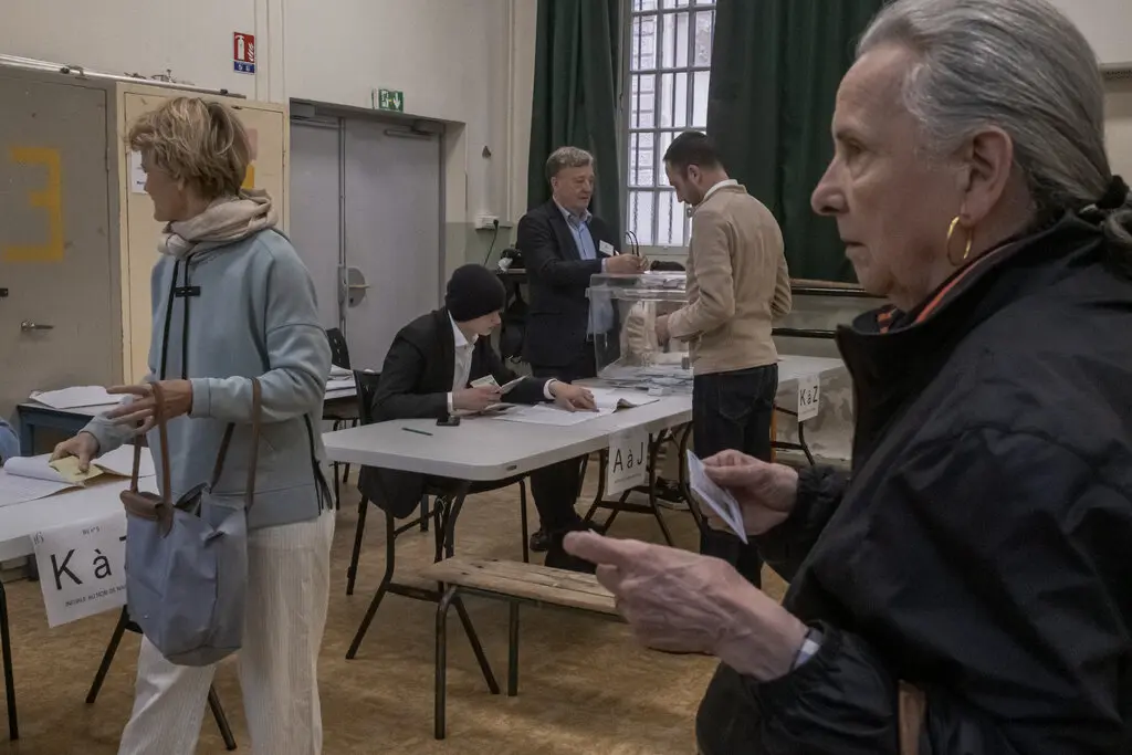 Явка виборців на дострокових виборах у Франції зростає в останні години